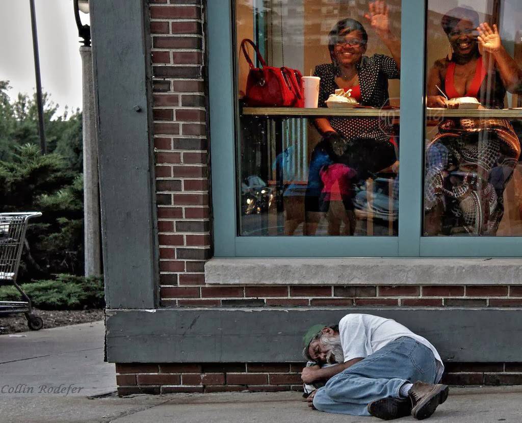 photographies puissantes Un sans-domicile dort