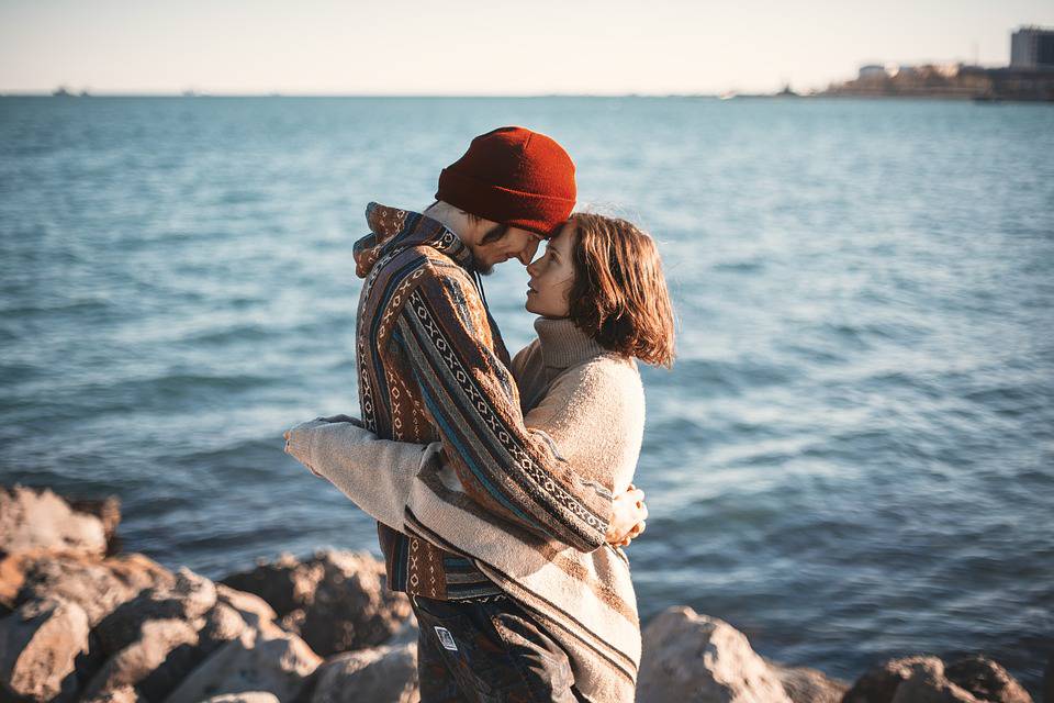 Le premier couple à faire vivre est celui de son Yin et de son Yang intérieur. Marier ses deux aspects sacrés masculin et féminin. Reconnaître que nous avons besoin des deux polarités et qu’un excès de l’un ou de l’autre nous déstructure.