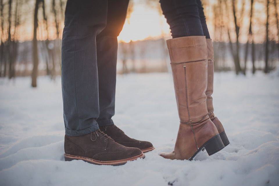 Couple Baiser, L'Homme, Pieds, Bottes, Neige