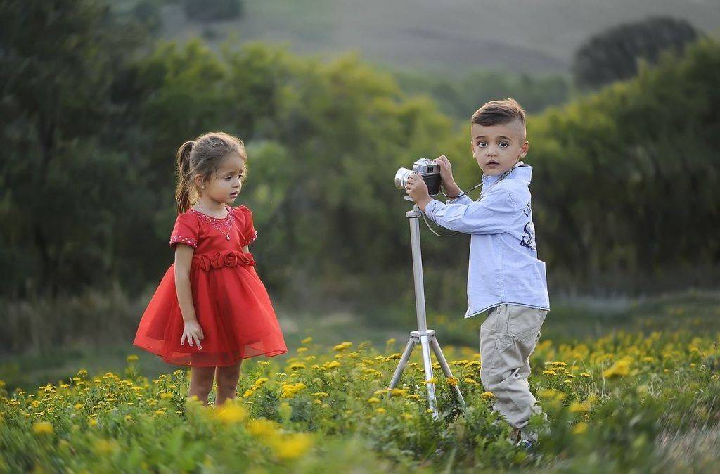 enfants en les corrigeant